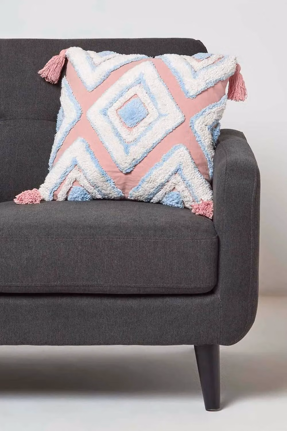 Homescapes Geometric Tufted Cotton Cushion with Tassels in Pink and Blue, W/D/H: 45 x 45 x 45 cm – 2