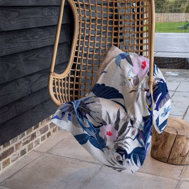 Benjamin Tate Design Winter Tropical Floral Fleece Blanket in Blue, Beige and Multicolour, W/D/H: 120 x 150 cm