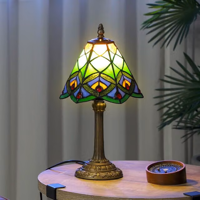 HOMCOM Tiffany Style Table Lamp with Handcrafted Green Stained Glass and Bronze Metal Base