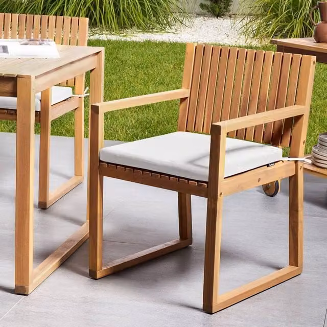 Wyld and Coco Set of 2 Scandinavian Oiled Acacia Wood Garden Dining Chairs with White Cushions W/D/H: 54 x 59 x 80 cm