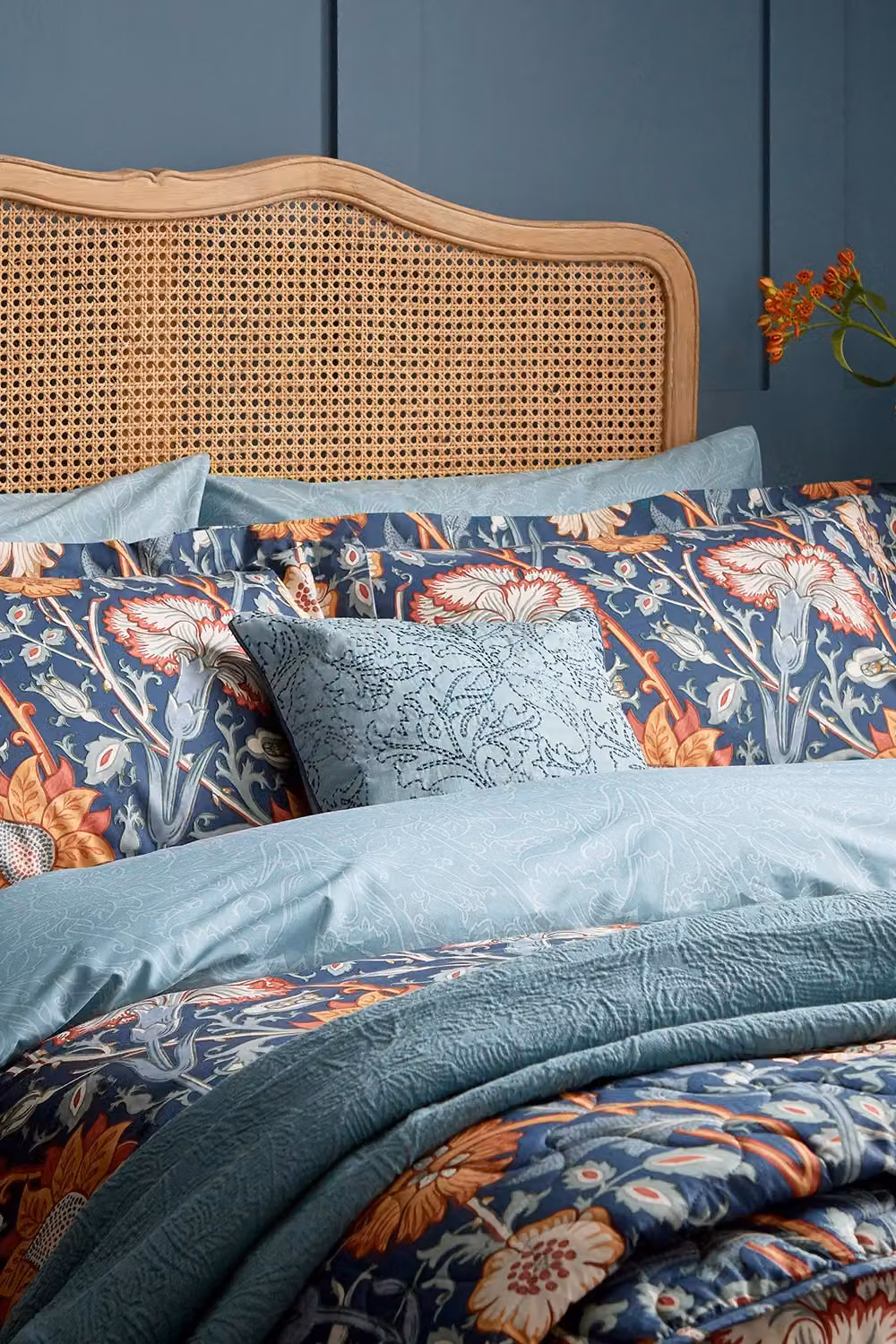 Morris & Co Pink & Rose Floral Cotton Percale Duvet Cover and Pillowcase Set in Petrol and Pink, W: 140 cm, L: 200 cm – 2