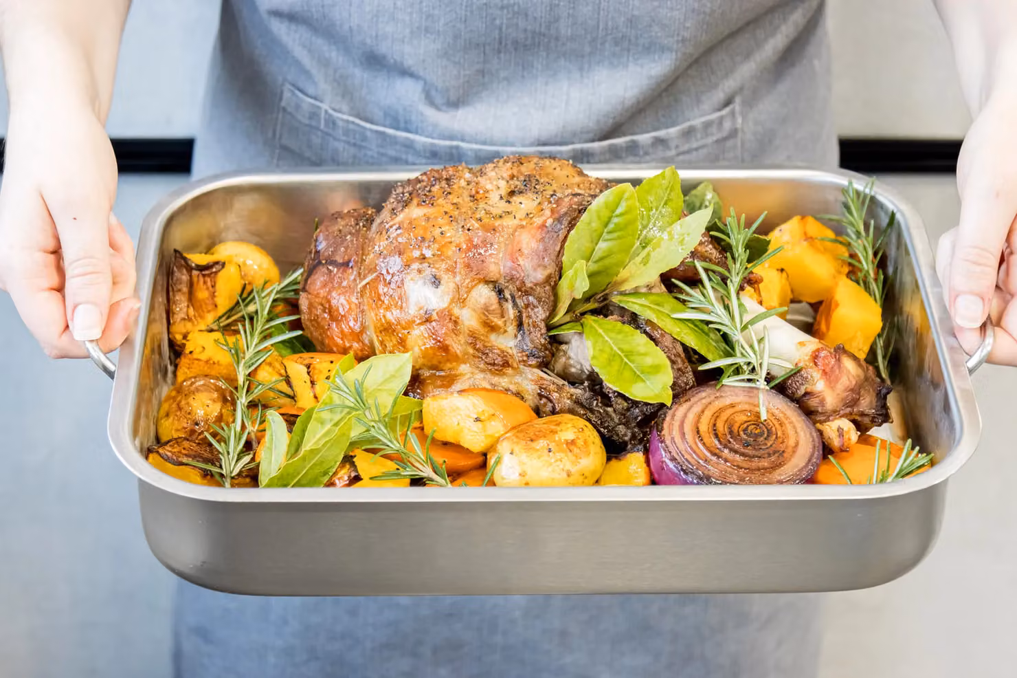 MasterClass Stainless Steel Rectangular Roasting Tin in Silver, W: 27 cm, D: 37 cm, H: 6.5 cm – 5
