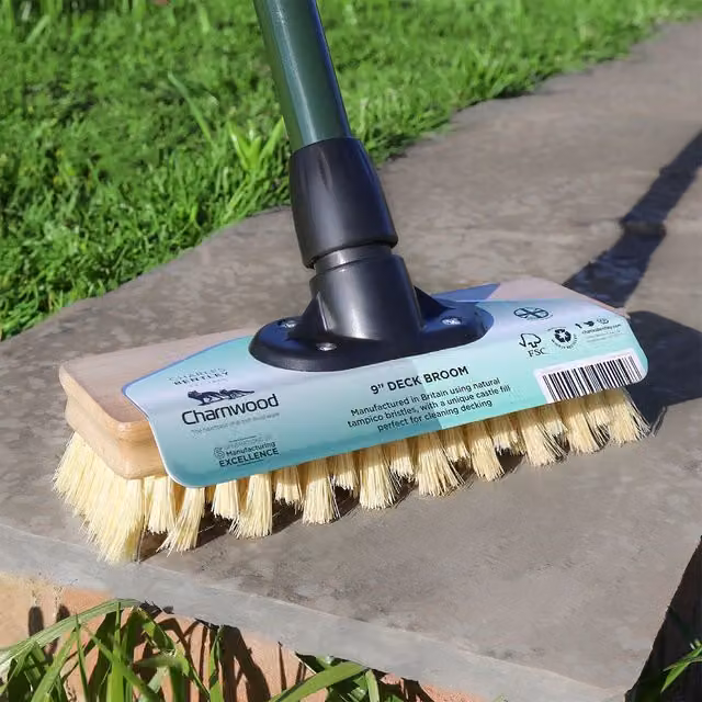 Charles Bentley Charnwood 9 inch Deck Broom in Green and Beige, H x W x D: 137.5 x 23 x 5.5 cm