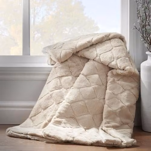 Catherine Lansfield Cosy Diamond Faux Fur Throw Blanket in Beige, W: 130 cm, D: 170 cm – 1