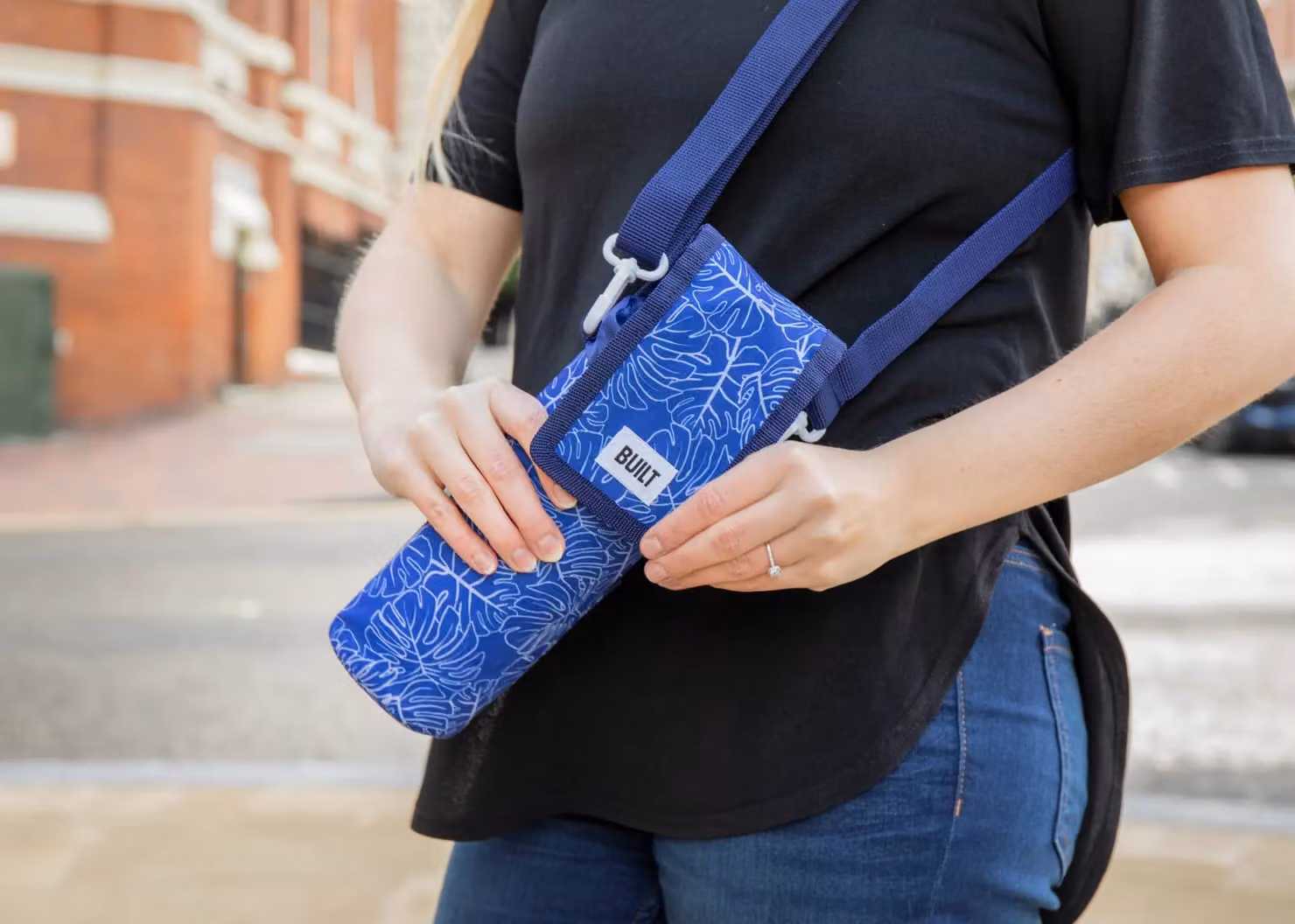 BUILT New York Hands Free Bottle Carrier in Blue and White, W/D/H: 9 x 11 x 25 cm – 4