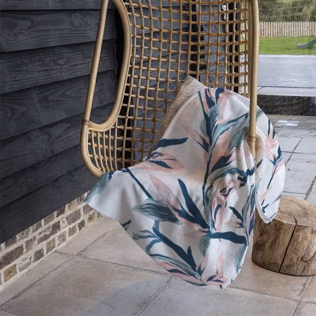 Benjamin Tate Design Winter Pink and Blue Floral Fleece Blanket, W/D/H: 120 x 150 cm – 1