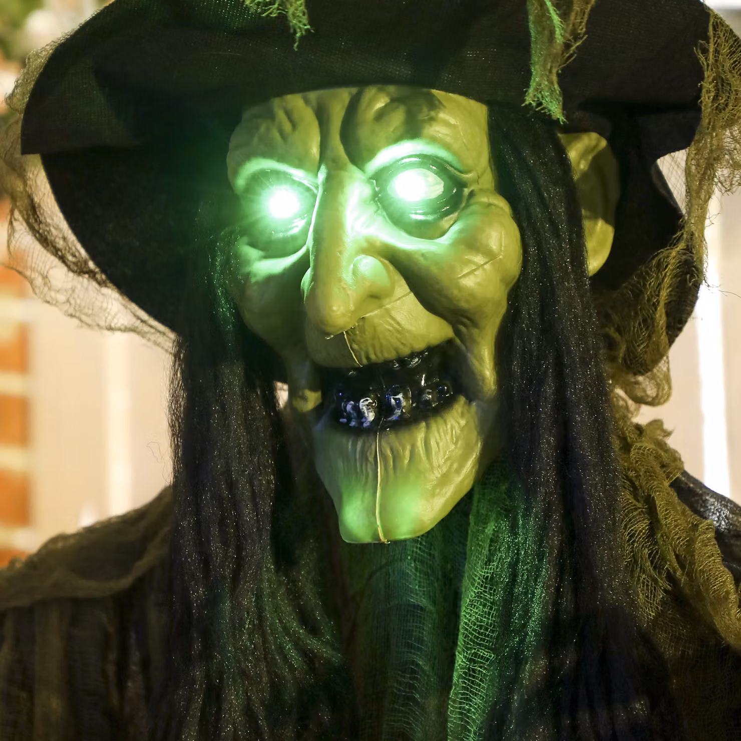 Outsunny Life Size Hanging Animated Halloween Witch with Glowing LED Eyes, Multicolour Indoor Party Prop, Height: 170 cm – 4