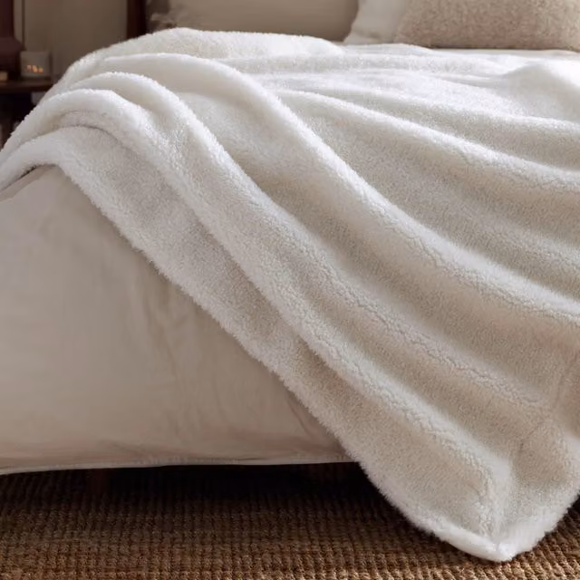 Yard Olann Faux Shearling Fleece Throw in Ecru, W/D/H: 130 x 180 cm – 2