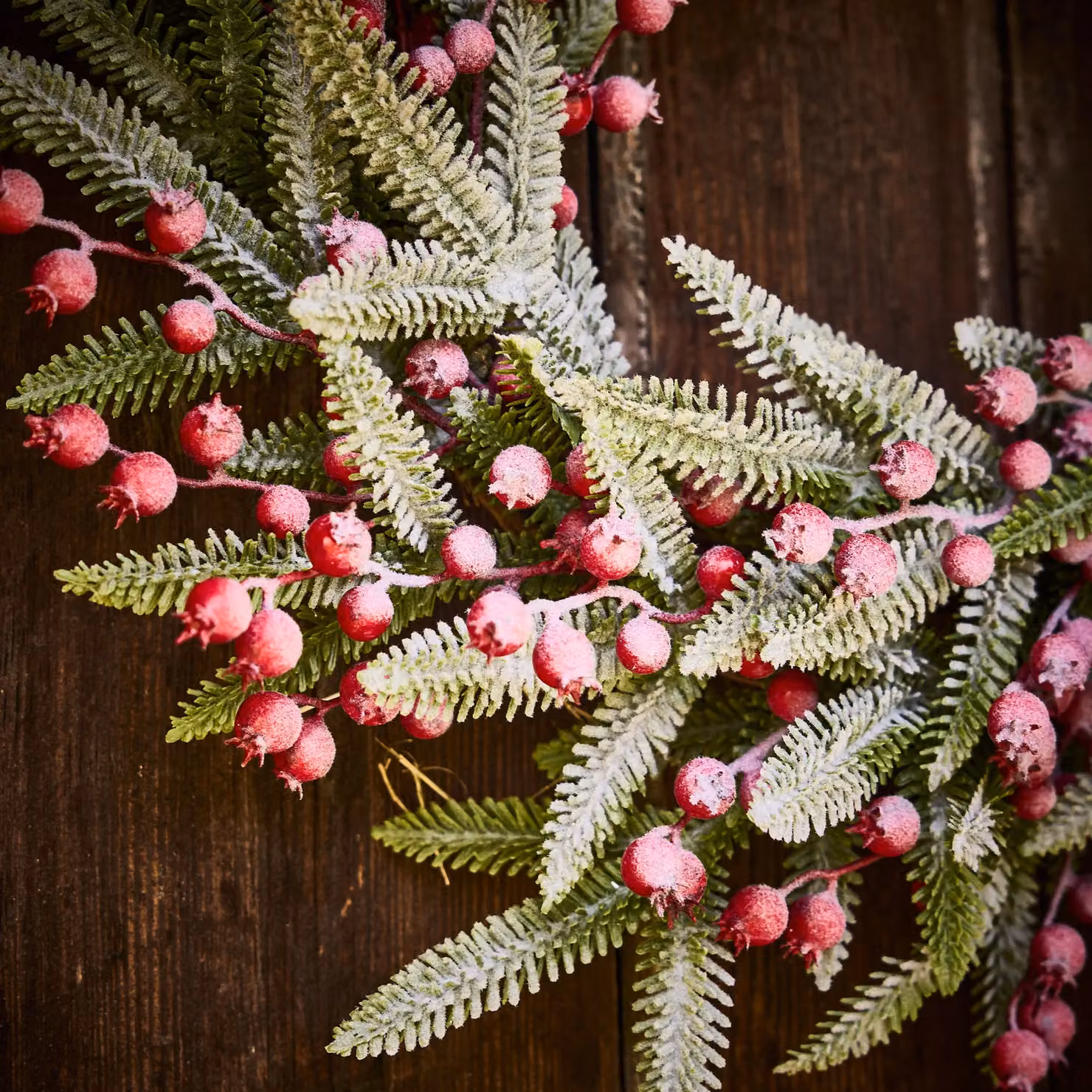 Dibor Hampton Frosted Berries Christmas Wreath in Green and Red, Diameter: 50 cm – 5
