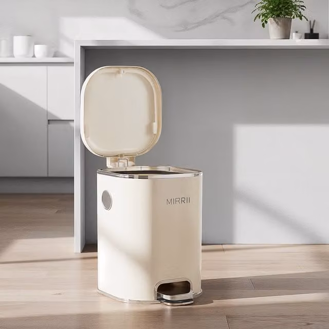 Livingandhome 8L Trash Bin with Flip Lid in Beige and White