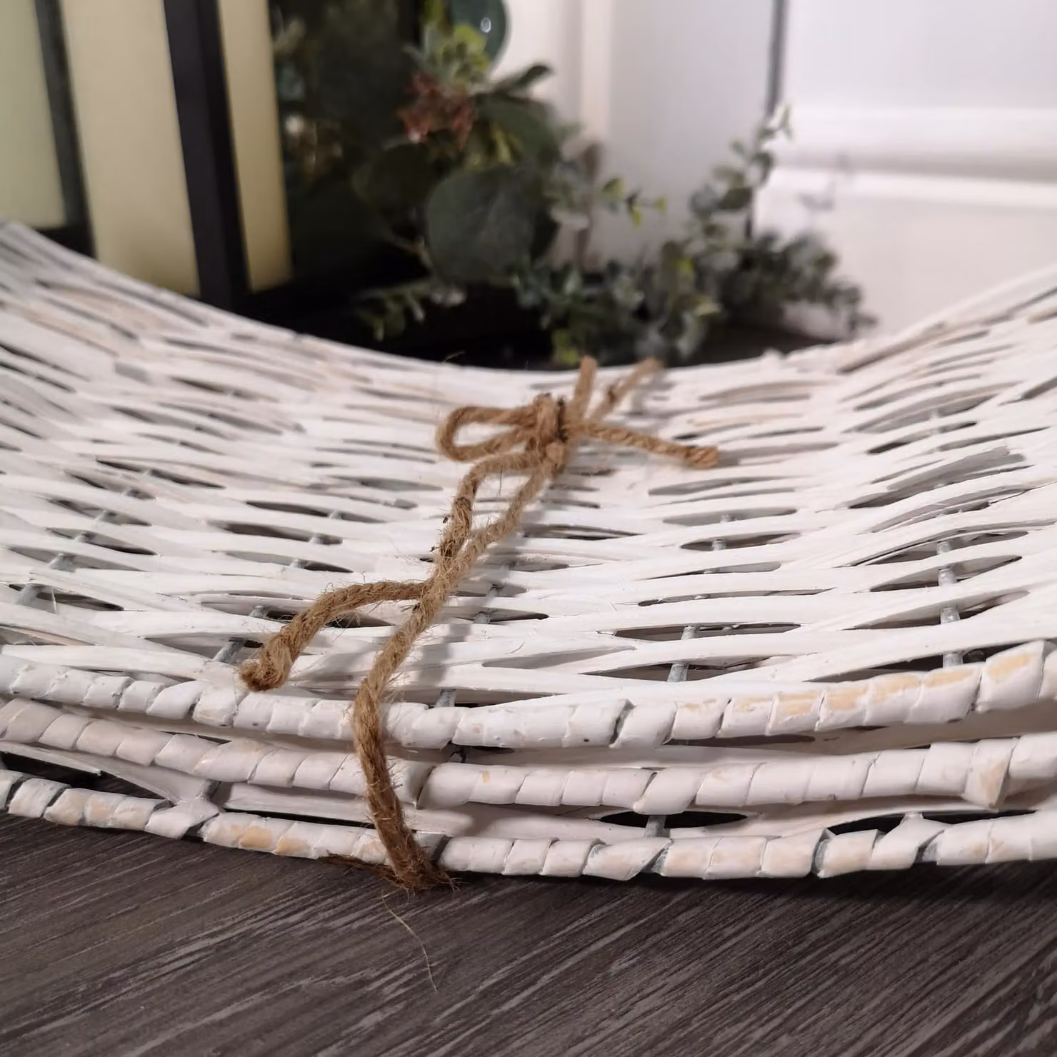 Samuel Alexander KD Willow Christmas Tree Skirt in White Wash Wicker Rattan, Diameter: 58 cm – 2