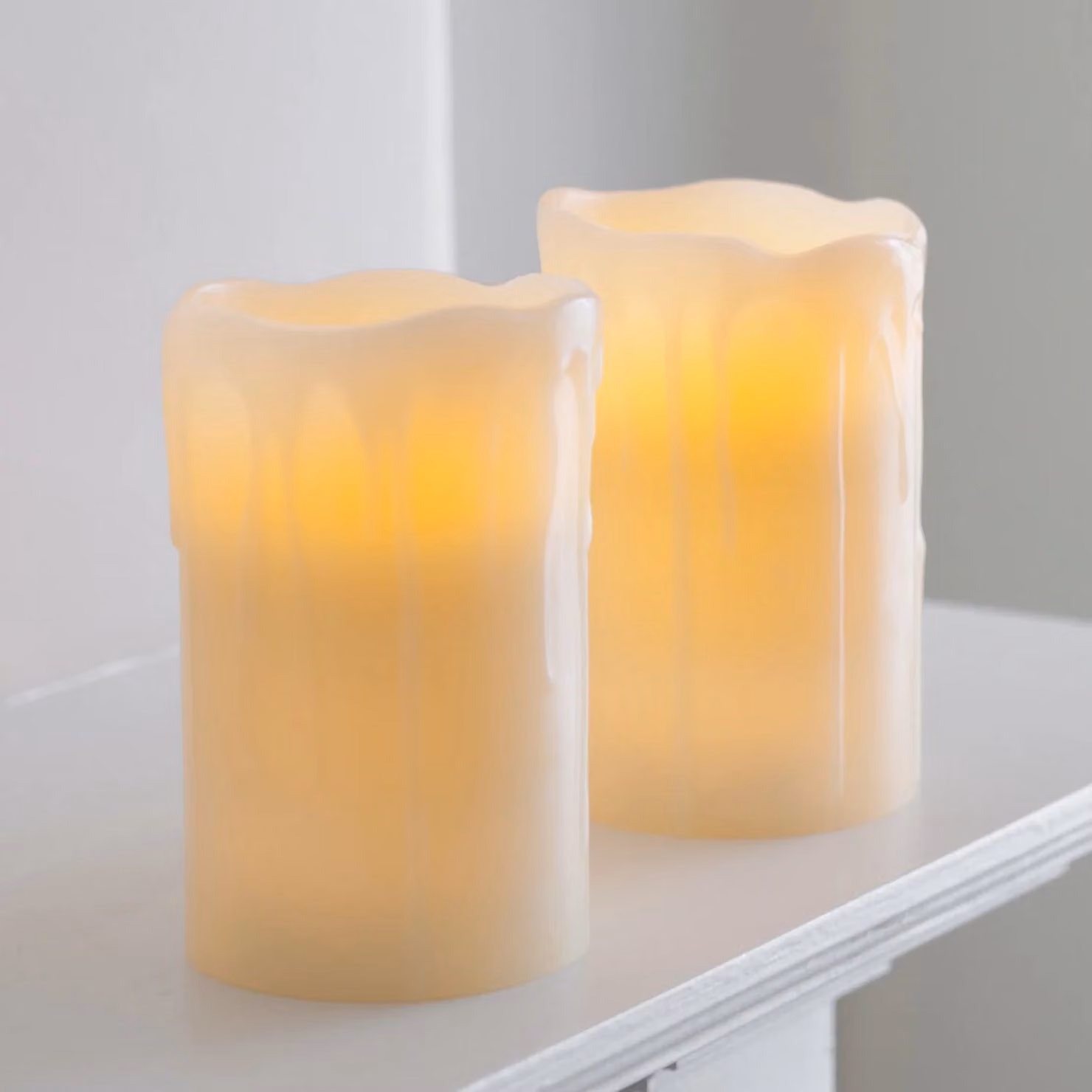 Lights4fun Set of 2 White Dripping Wax Church Pillar LED Candles with Timer and Flicker Effect – 1