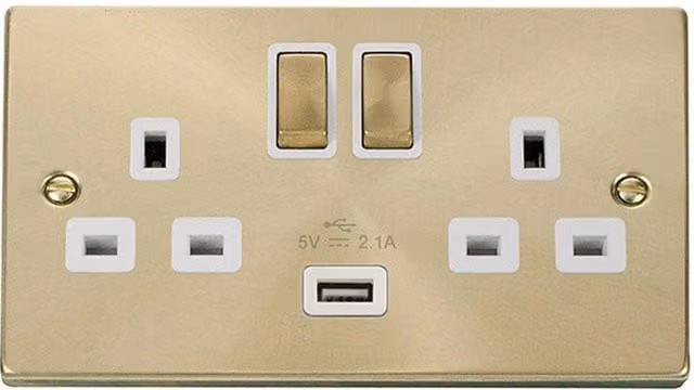 SE HOME Ingot 2 Gang 13A DP Twin Double Switched Plug Socket with 1 USB Port, White and Brushed Brass