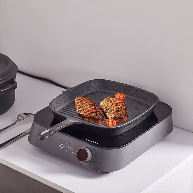 Living and Home Cast Iron Square Grill Griddle Pan with Pouring Spout in Black