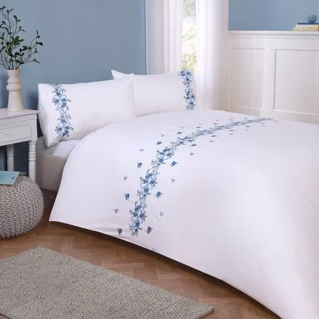 Rapport Home Floral Polycotton Duvet Cover and Pillowcase Set in White, W/D/H: 180 x 200 cm and 50 x 75 cm – 1