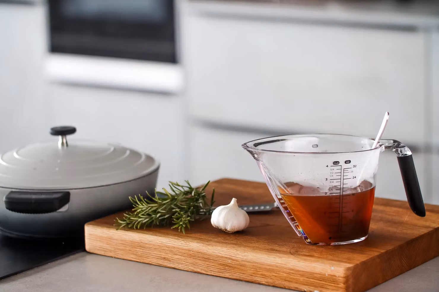 MasterClass Transparent Plastic Angled Measuring Jug with Printed Scale, 1 l – 2