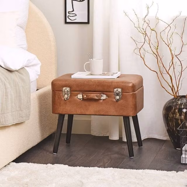 Wyld and Coco Buttoned Storage Stool in Brown Faux Leather with Vintage Suitcase Design, W/D/H: 46 x 36 x 52 cm – 1