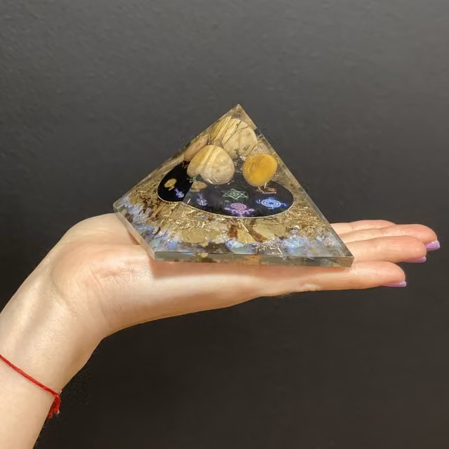 KDMK Midnight Reiki Orgonite Pyramid in Multicolor and Yellow, 7 cm