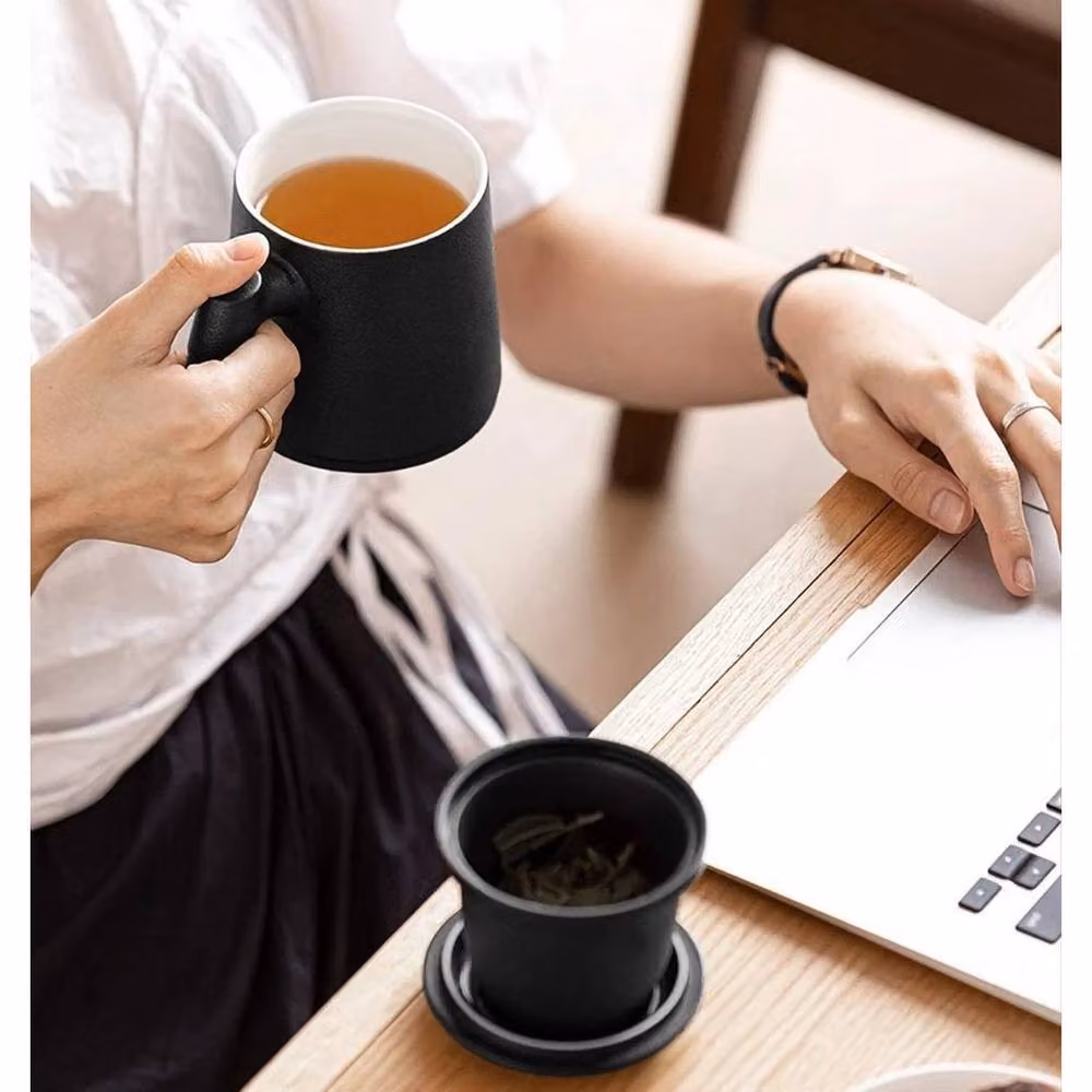 KORVIXA Black Ceramic Tea Mug with Lid and Wooden Handle, 300 ml – 4