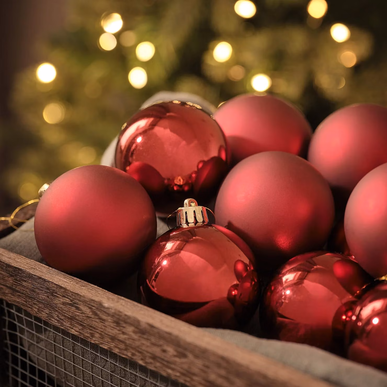 Set of 12 Classic Red Round Hanging Christmas Tree Baubles by Lights4fun.co.uk