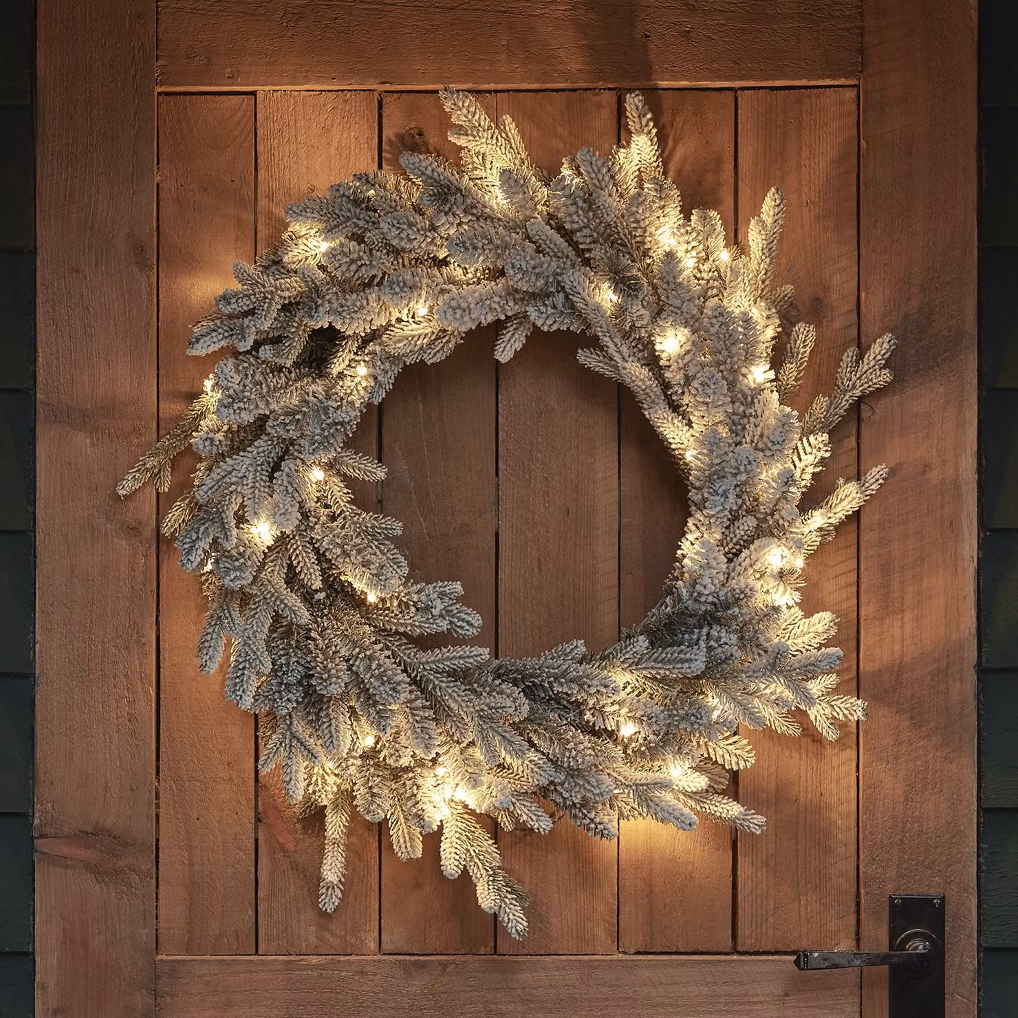 Lights4fun 60cm Dual Lit Artificial Snowy Outdoor Battery Operated Christmas Wreath in White – 1