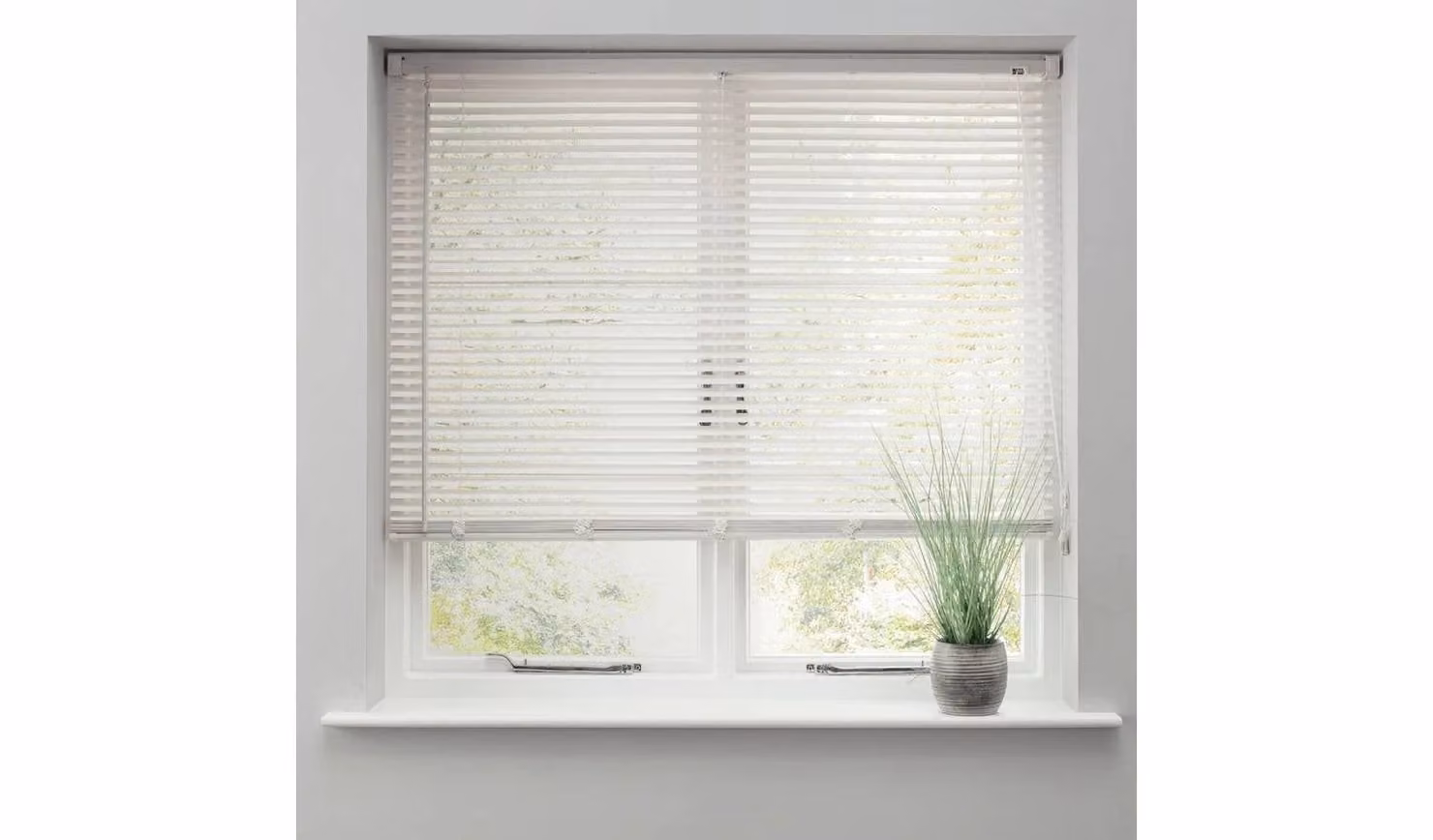 Cheap Furniture Warehouse 25mm PVC Venetian Blind in Super White, W: 150 cm, H: 160 cm