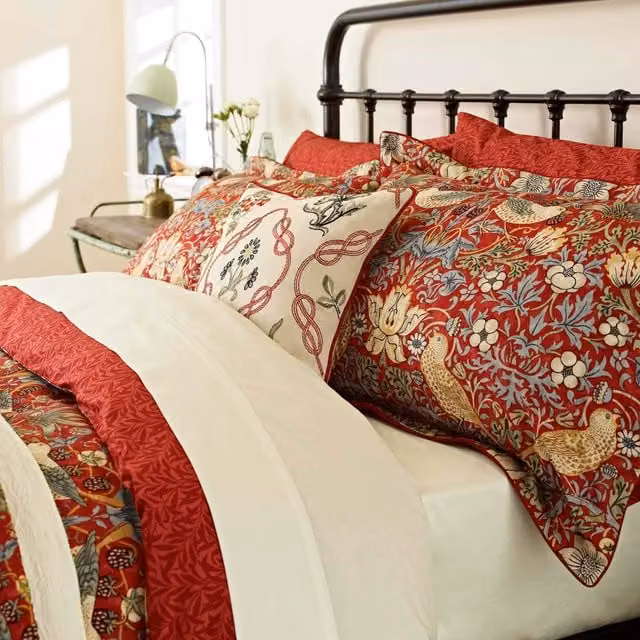 Morris & Co Strawberry Thief Red Floral Cotton Percale Duvet Cover and Pillowcase Set, W: 200 cm x H: 200 cm – 1