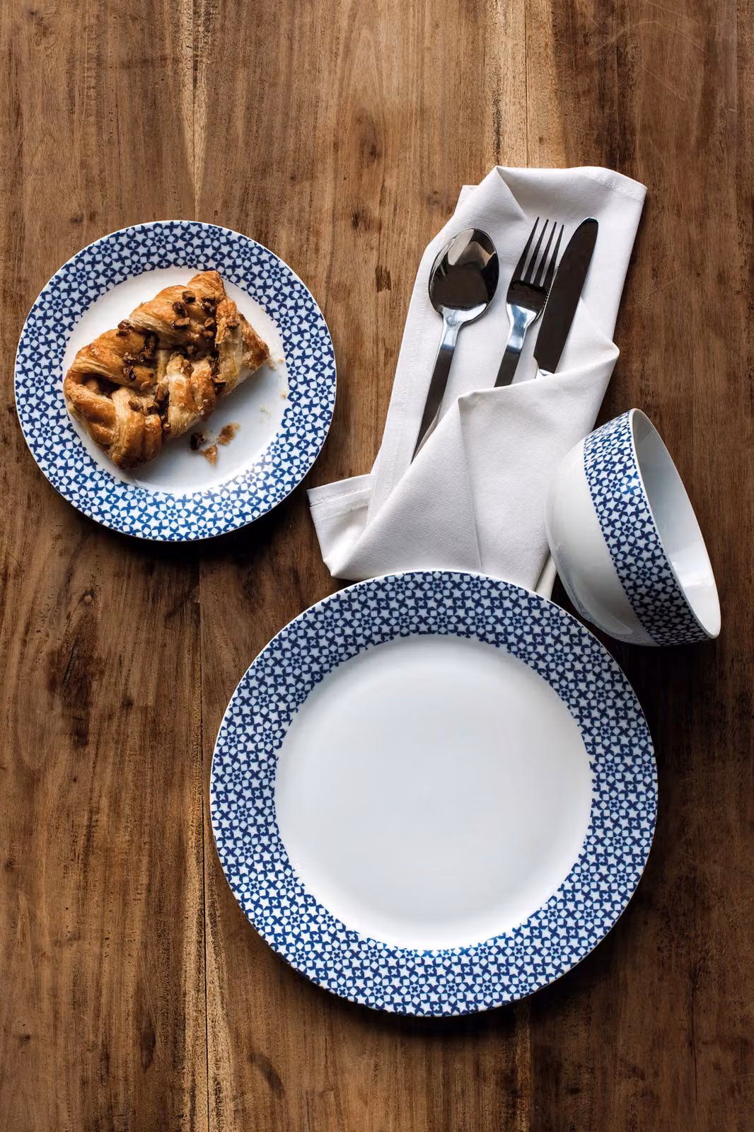 Orsina Casablanca 12 Piece Blue and White Geometric Porcelain Dinner Set – 2