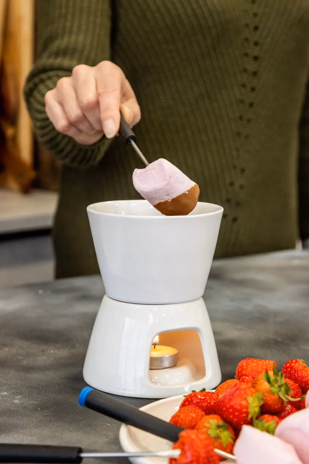 KitchenCraft Chocolate Fondue Set in White – 5