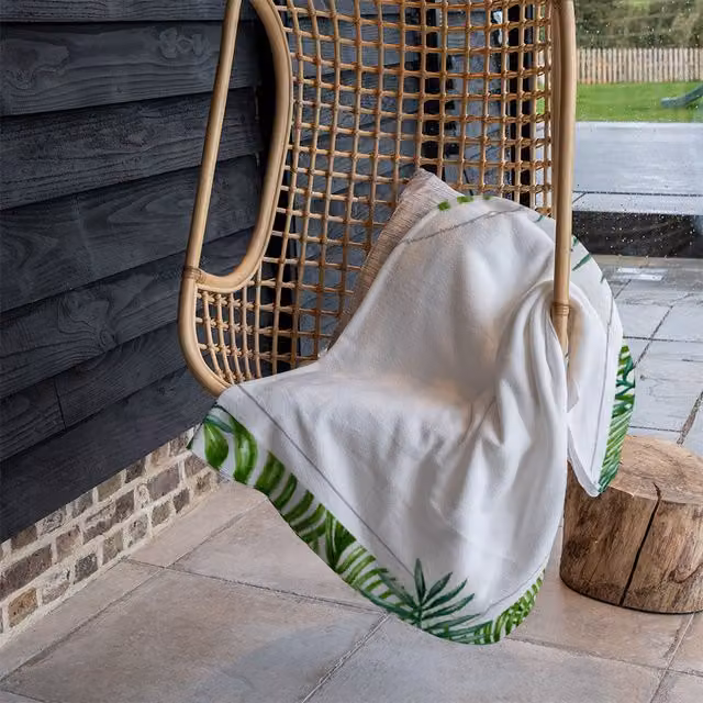 Benjamin Tate Design Botanical Border Floral Fleece Blanket in Green, Beige and White, W/D/H: 120 x 150 cm