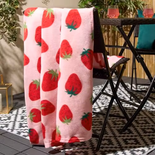 OHS Strawberry Print Fleece Throw Blanket in Pink and Red, W/D/H: 120 x 150 cm – 3