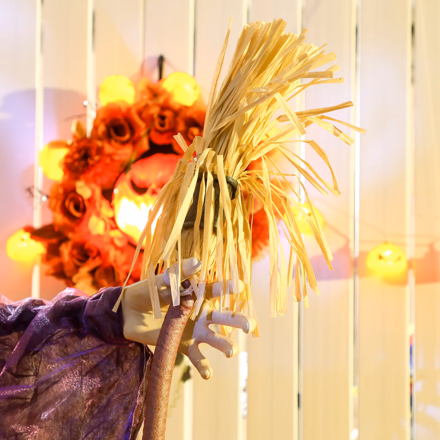 Outsunny Life Size Animated Standing Witch and Broomstick Halloween Decoration with Glowing LED Eyes, Height: 183 cm – 5
