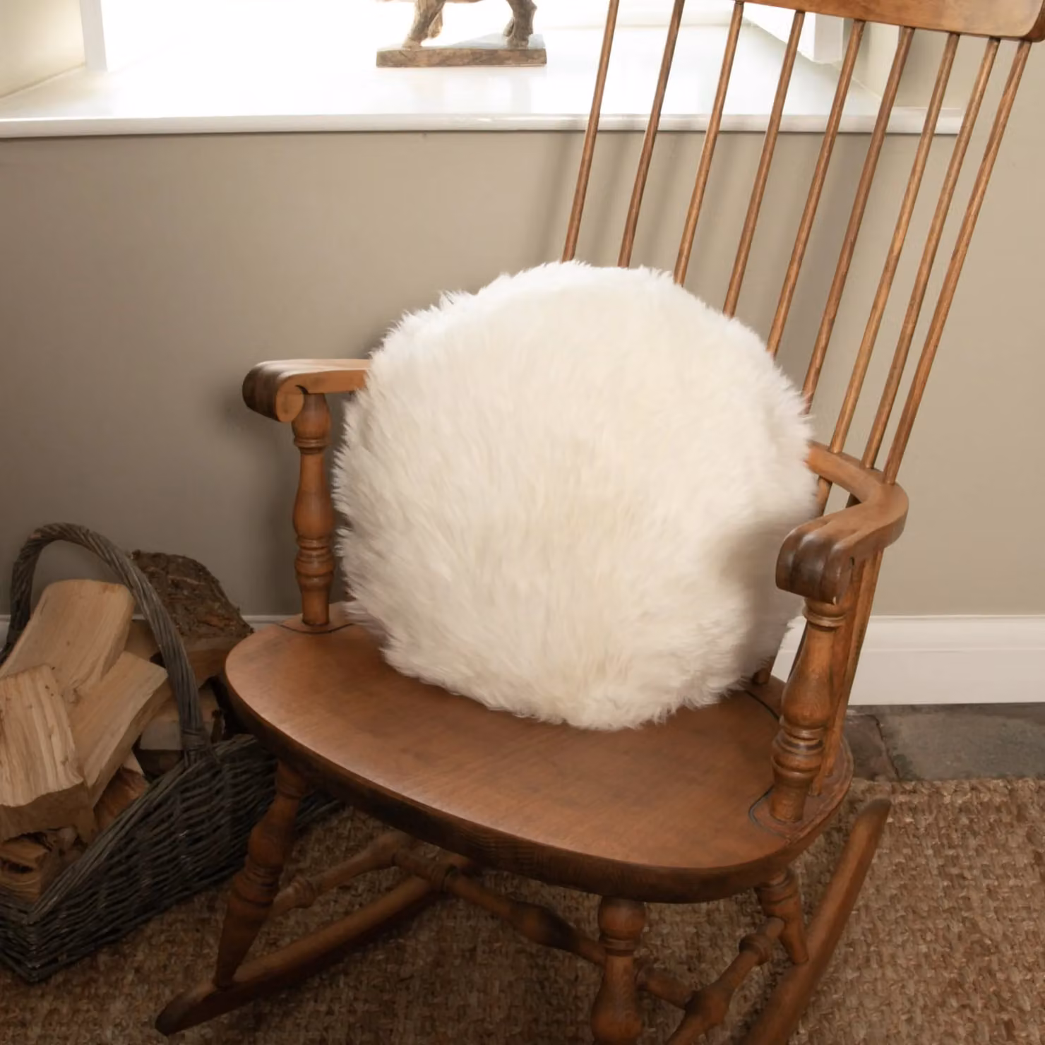 Native Natural White Round Sheepskin Cushion in Ivory, Diameter: 40 cm – 2
