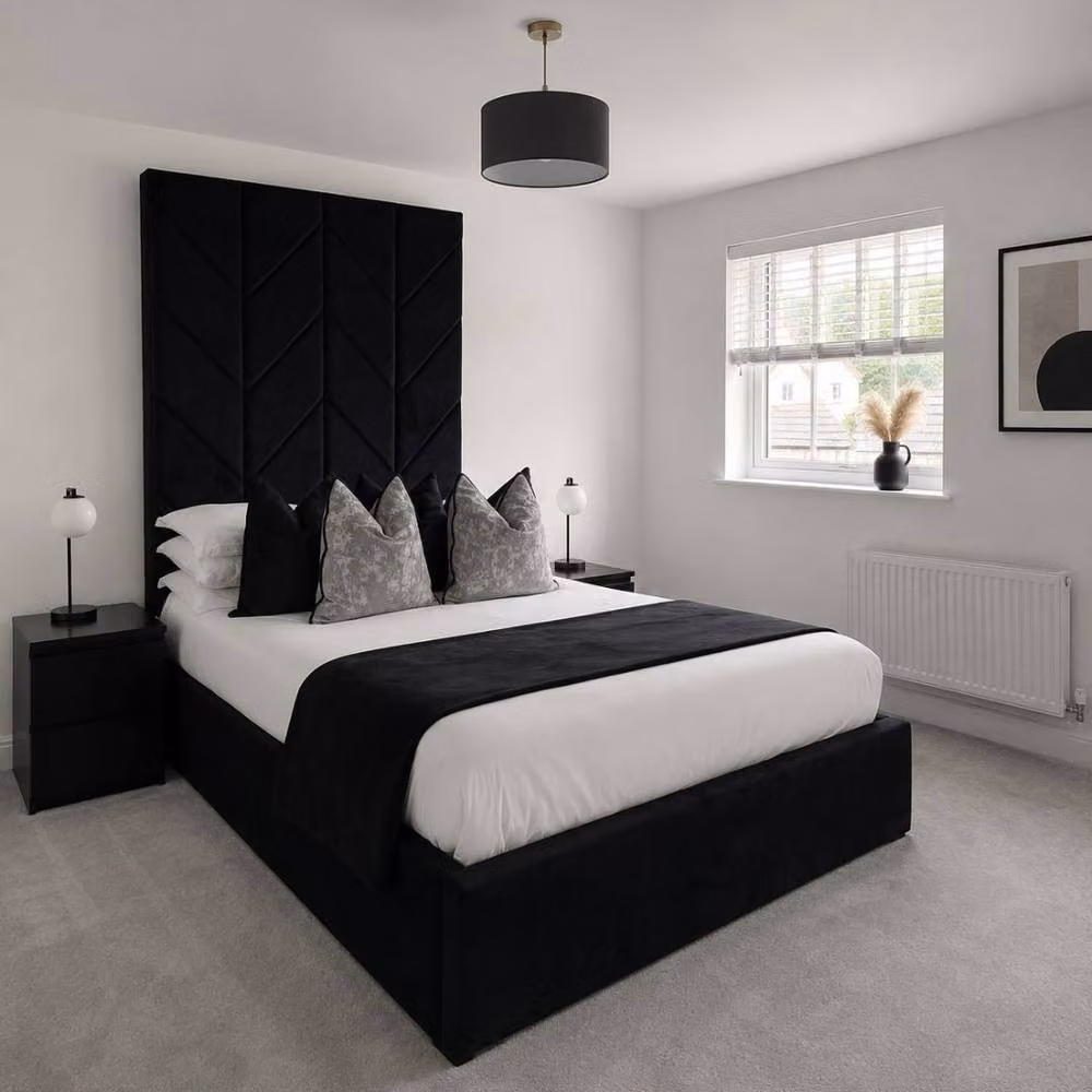 Stratus Interiors Ceasar Arrow Panel Upholstered Bed with Tall Headboard in Black Velvet, W/D/H: 140 x 200 x 157.48 cm – 2