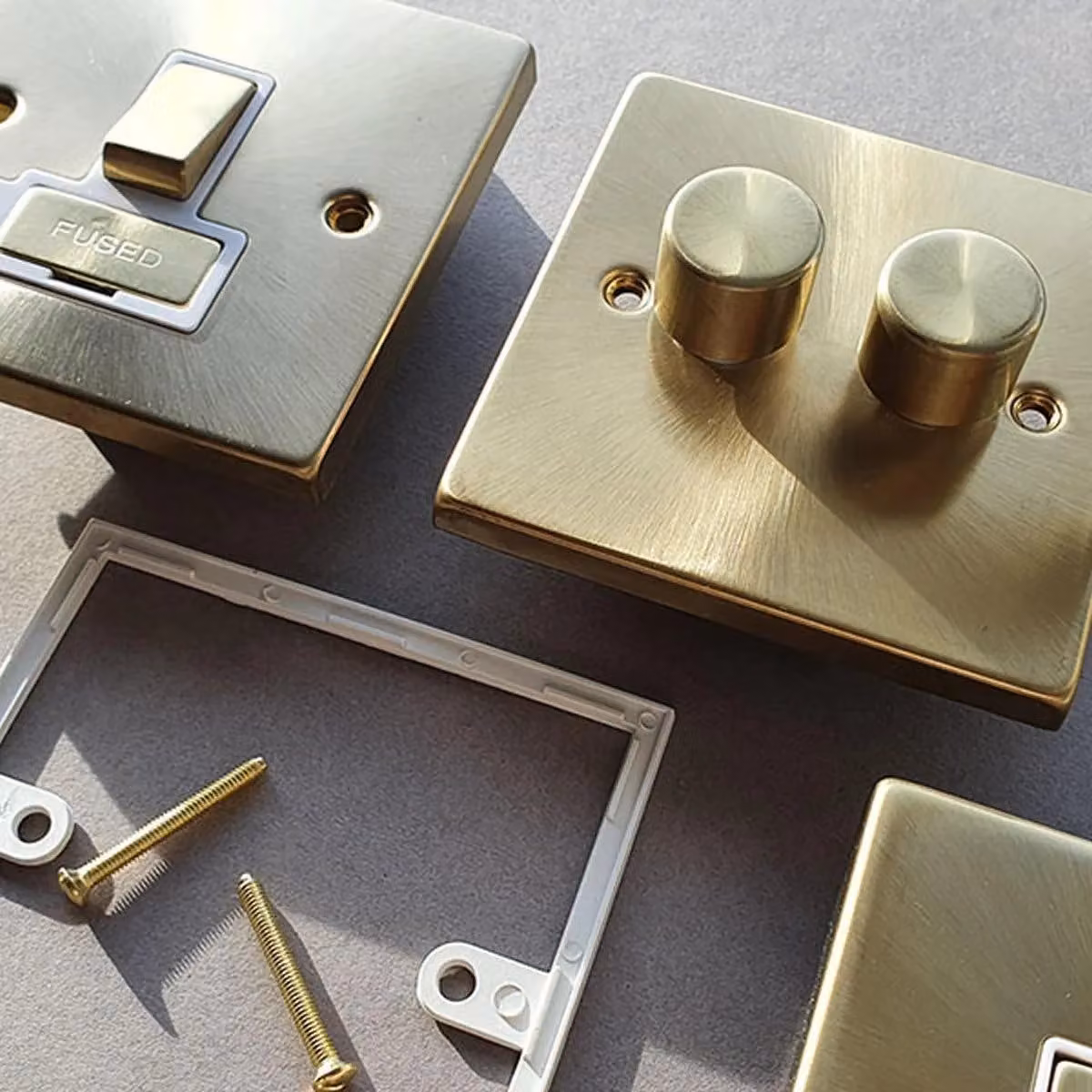 SE Home Ingot 3 Gang 2 Way Flush Light Switch, 10A, Gold/Brushed Brass – 2