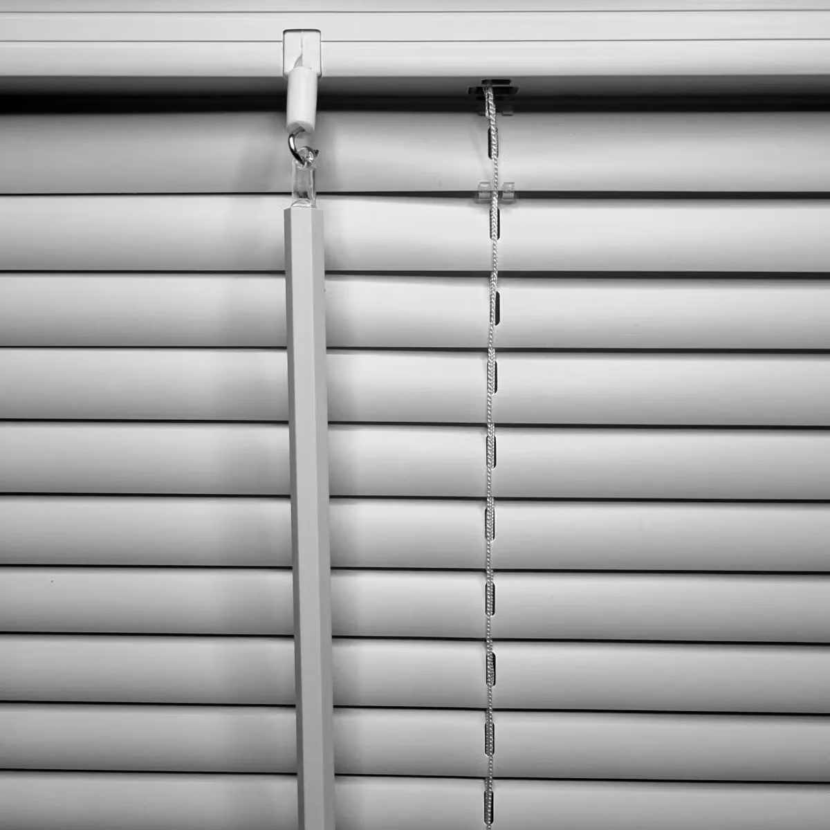 Furnished Venetian Window Blinds with 25mm Trimmable PVC Slats in Natural, Width: 70 cm, Drop: 150 cm