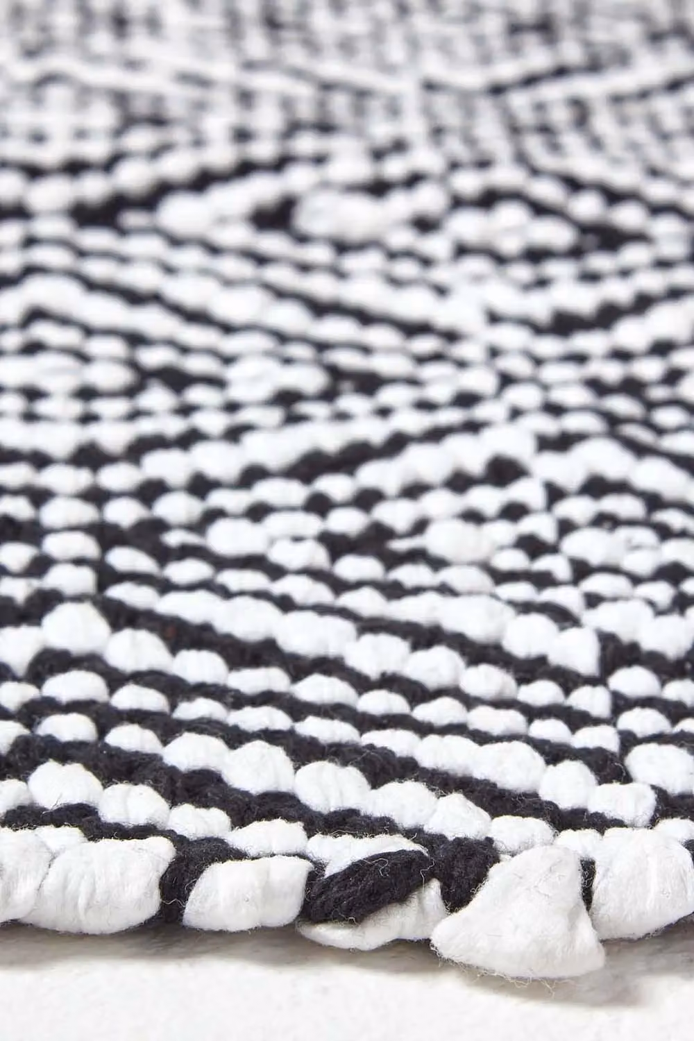 Homescapes Trance Round Woven Fibre Rug in Black and White Diamond Pattern, Diameter: 150 cm – 3