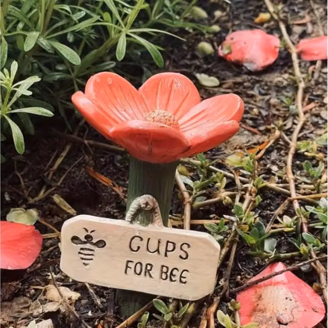 Quipulse Red Flower-Shaped Resin Bee Watering Station