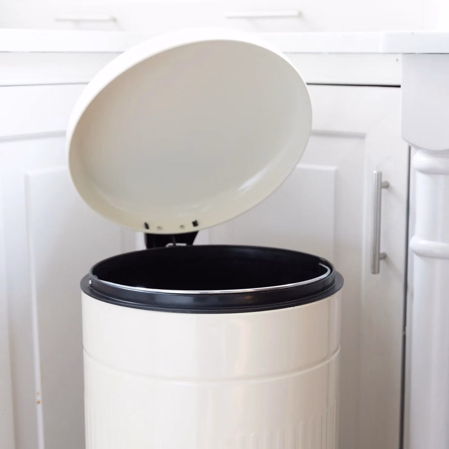 Living Nostalgia Antique Cream 30 Litre Metal Pedal Bin with Removable Inner Bucket – 3