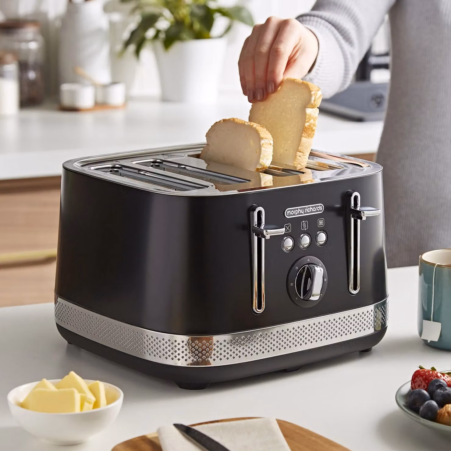 Morphy Richards Illumination 4-Slice Toaster in Black – 6