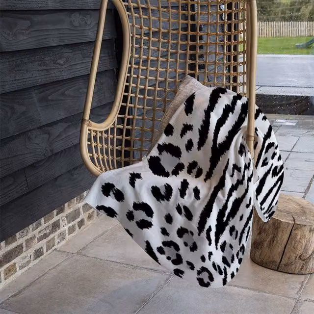 Benjamin Tate Design Zebra and Leopard Print Fleece Blanket in Sand and Black, W/D/H: 120 x 150 cm – 1