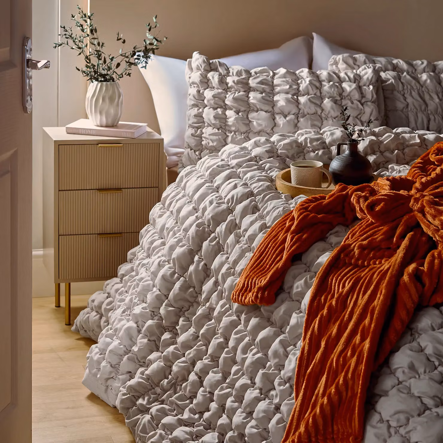 OHS Seersucker Duvet Cover and Pillowcase Bedding Set in Beige, Super King, W: 200 x D: 200 cm – 2