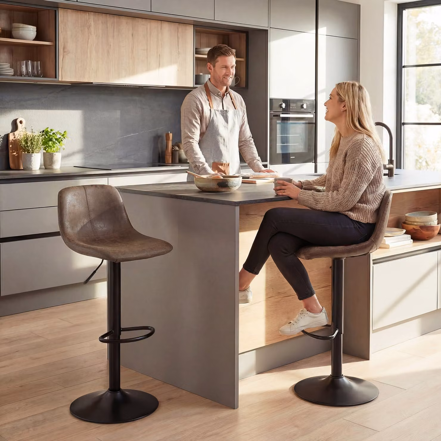 HOMCOM Set of 2 Modern Swivel Bar Stools with Footrest in Brown Synthetic Leather and Metal – 2