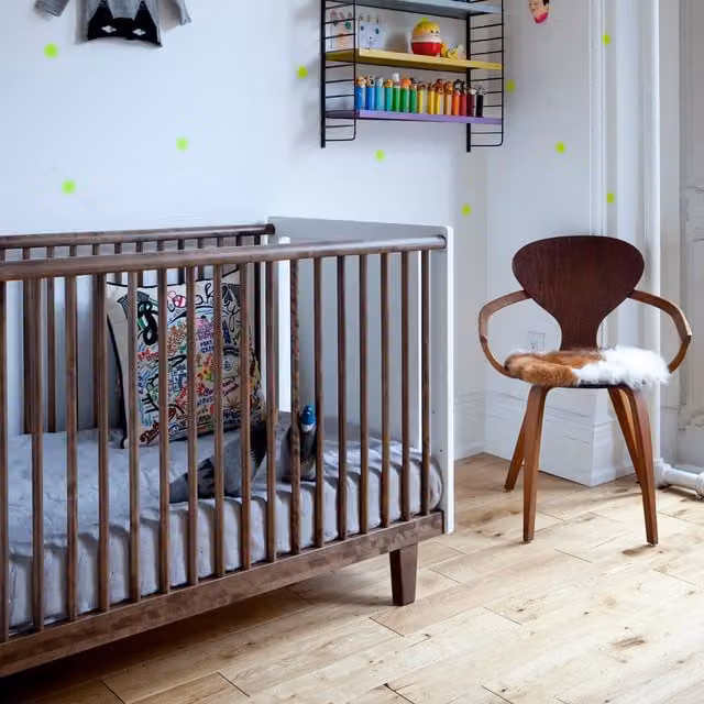 Oeuf NYC Rhea Cot Bed in White and Walnut – 1