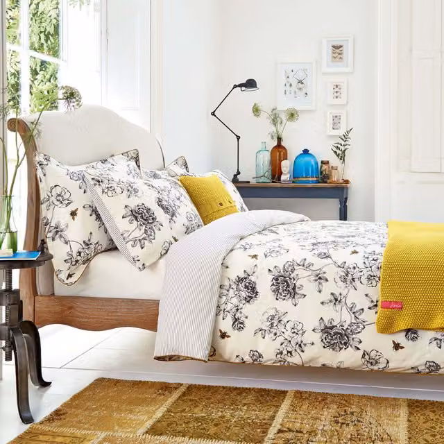 Joules Imogen Reversible Cotton Percale Kingsize Duvet Cover in Beige and White Floral Animal Print