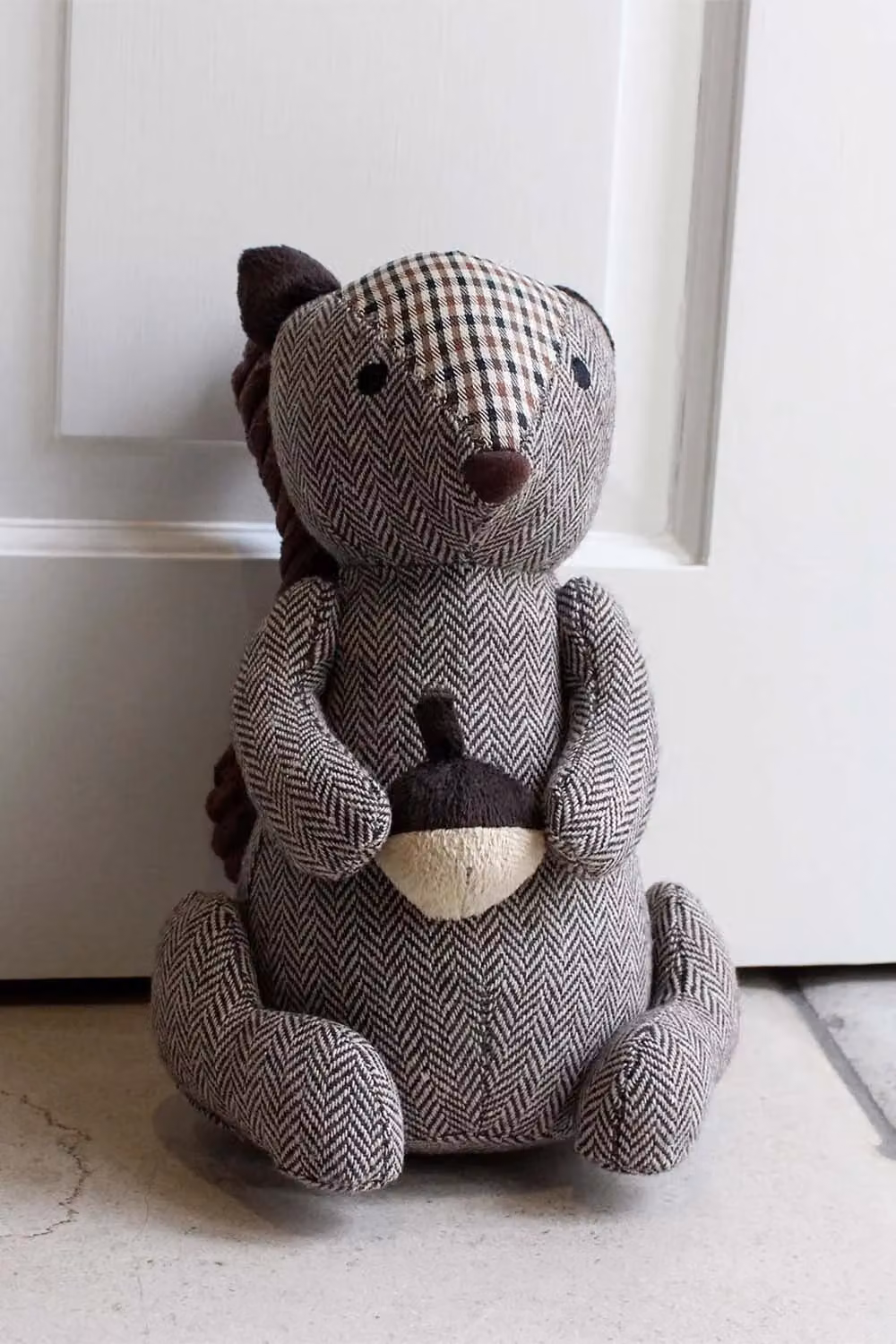 Riva Paoletti Squirrel Doorstop in Brown, H 25 x W 16 x D 13 cm – 3