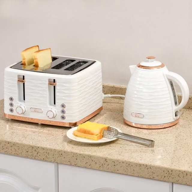 HOMCOM 4-Slot Toaster with 7 Browning Levels and 1600W Power in White