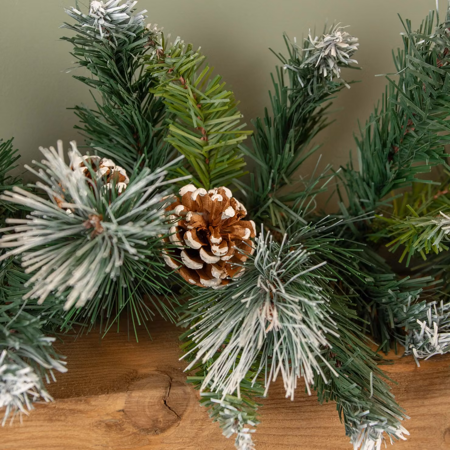 Samuel Alexander 2.7m Frosted Glacier Christmas Garland with Pine Cones in Green – 2