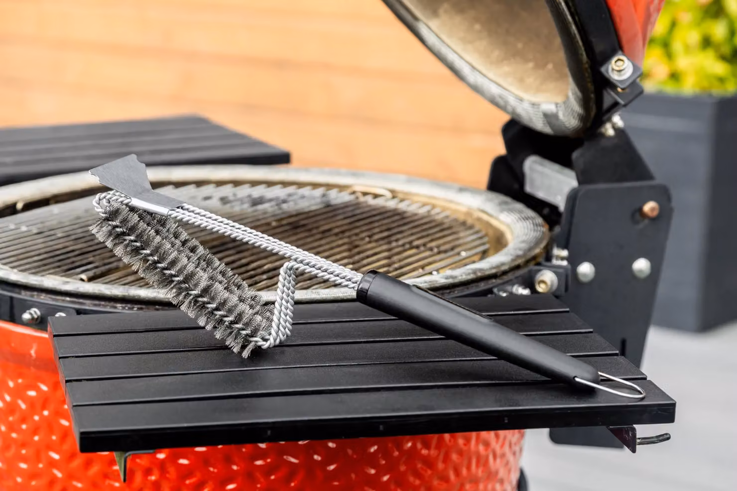 MasterClass BBQ Bristle Spiral Grill Brush with Scraper in Black and Stainless Steel, H 39.0 cm x W 7.0 cm – 2