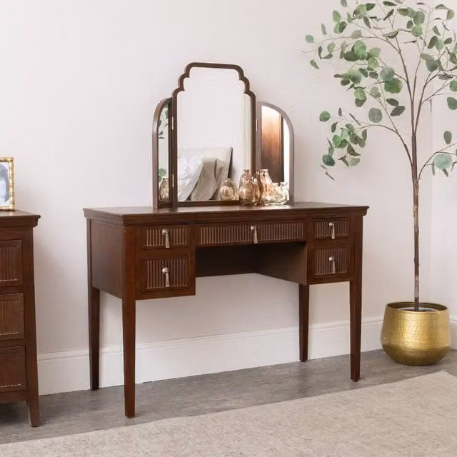 Melody Maison Georgian Range Dark Brown Wood Reeded Dressing Table and Tri-Fold Mirror Set – 1